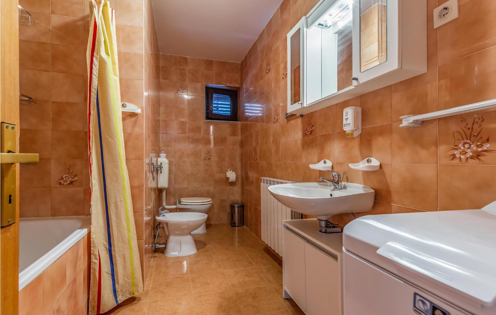 3 Bedroom Stunning In Apartment *