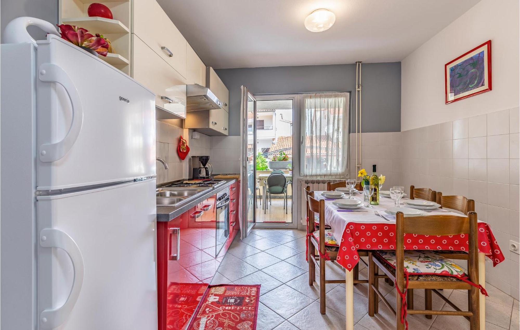 3 Bedroom Stunning In Apartment *