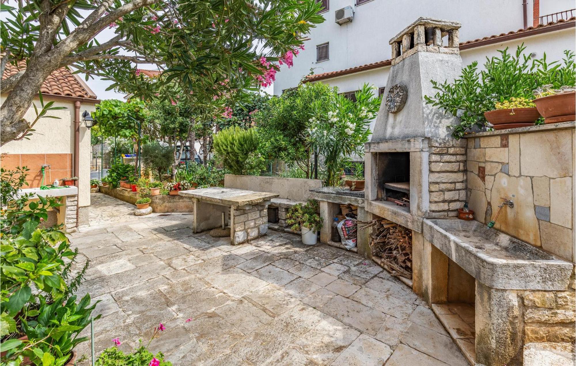 3 Bedroom Stunning In Apartament *